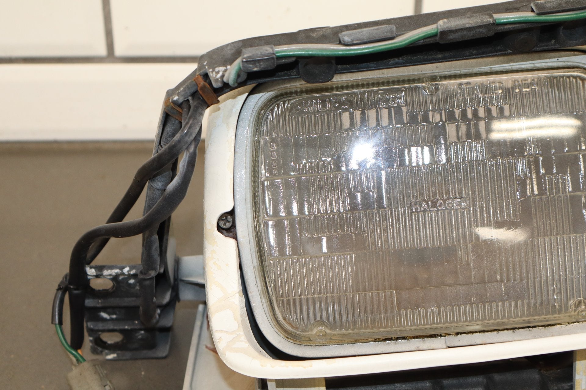1984-1989 Chevrolet Corvette C4 Right Headlamp Artic White | Motor Inop