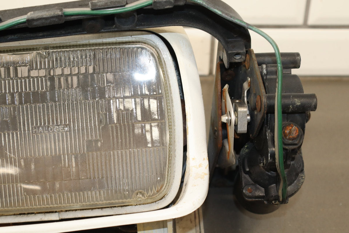 1984-1989 Chevrolet Corvette C4 Right Headlamp Artic White | Motor Inop