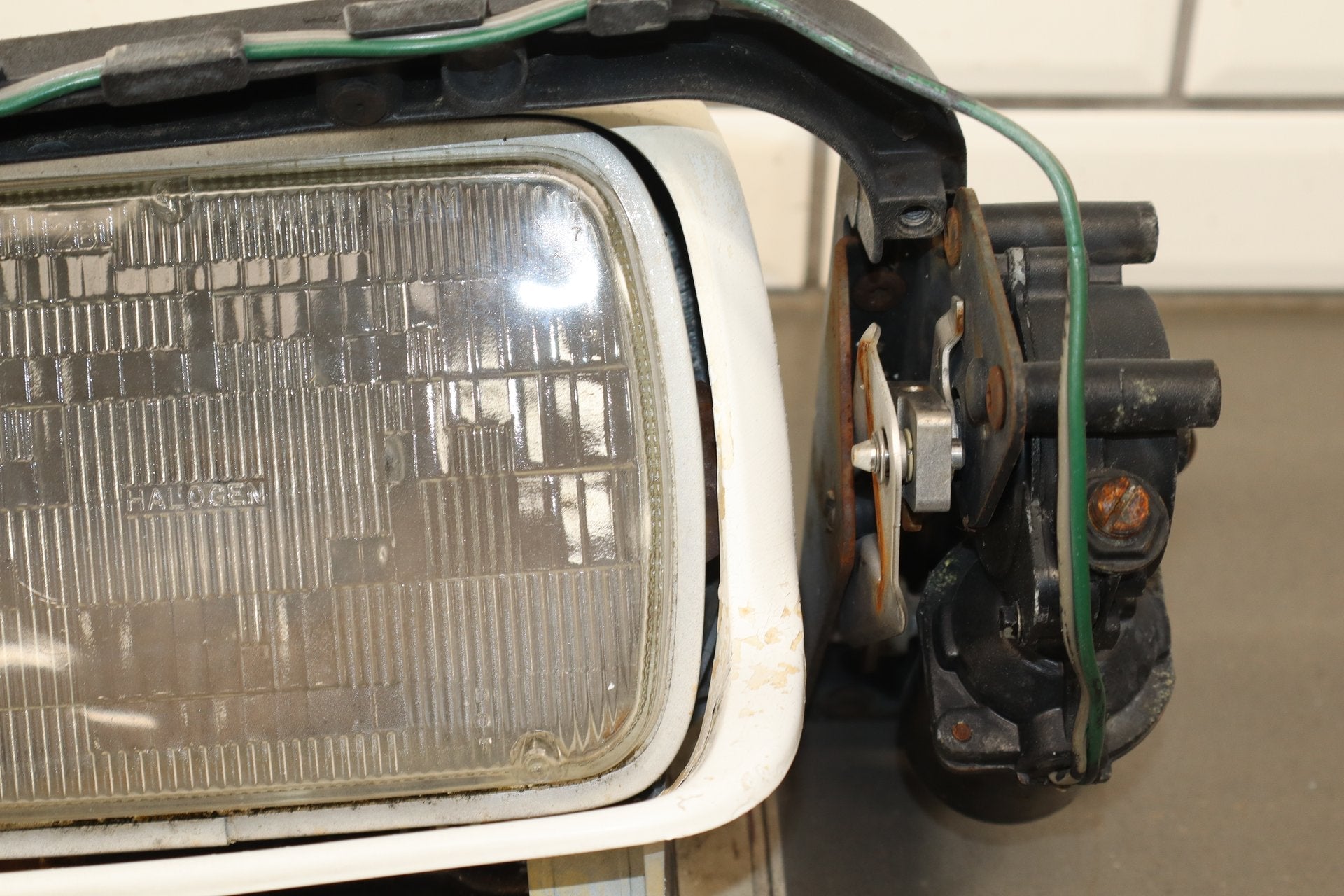 1984-1989 Chevrolet Corvette C4 Right Headlamp Artic White | Motor Inop