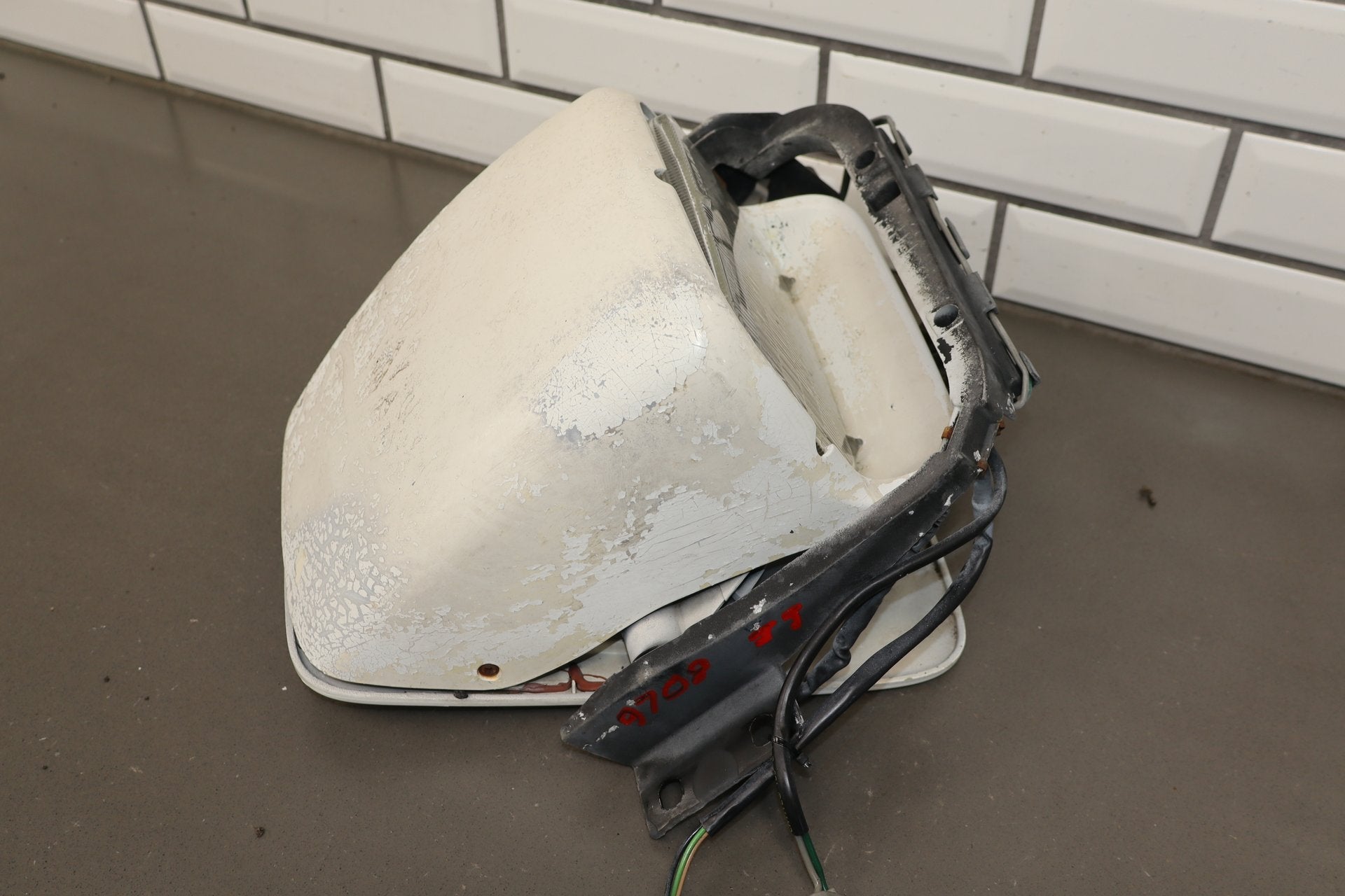 1984-1989 Chevrolet Corvette C4 Right Headlamp Artic White | Motor Inop