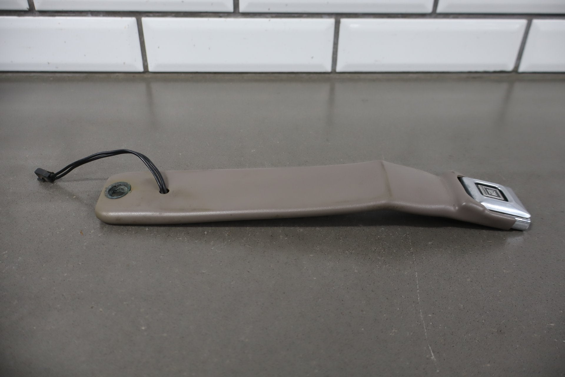 1984-1994 Chevrolet Corvette Left Front Seat Belt Buckle Grey