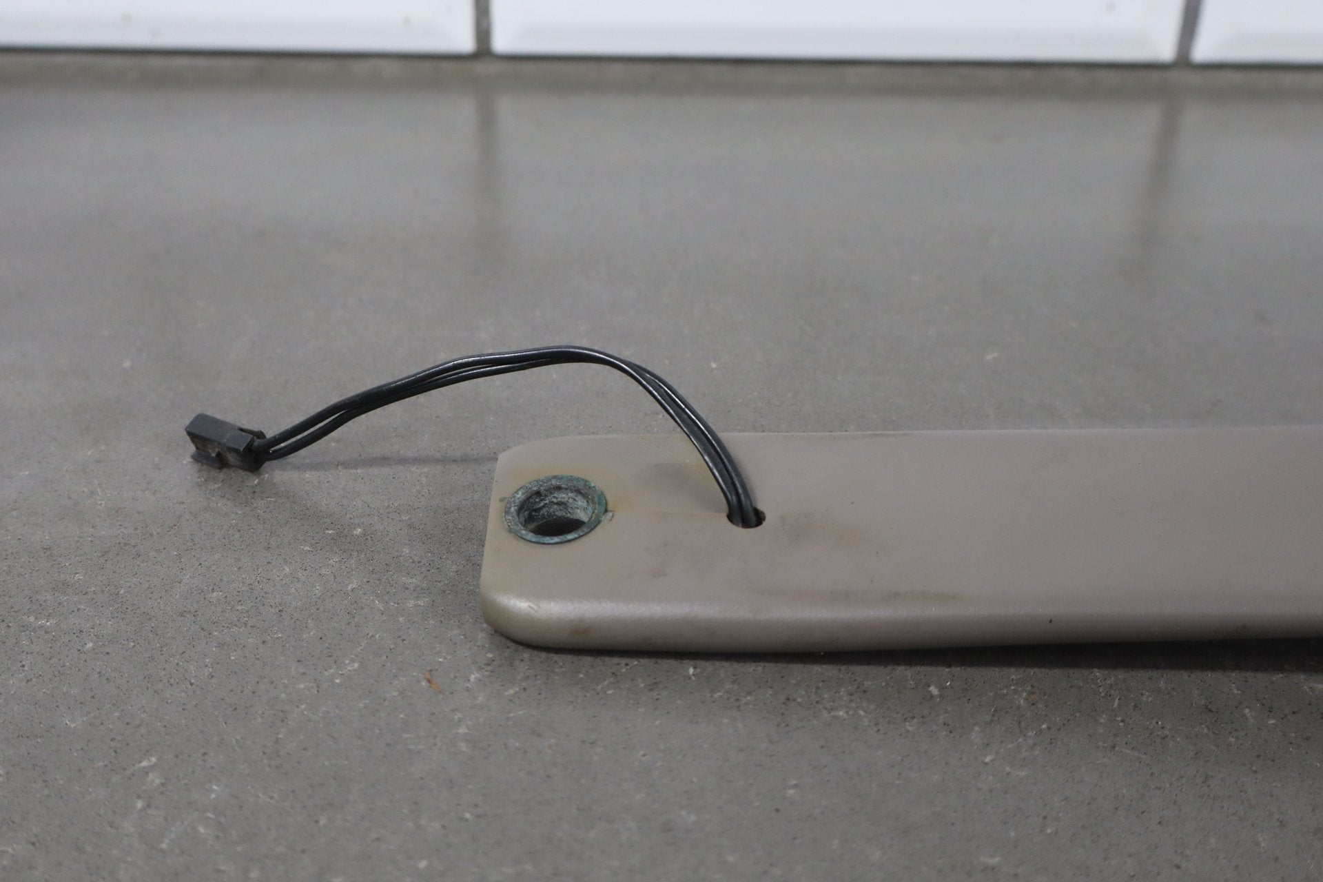 1984-1994 Chevrolet Corvette Left Front Seat Belt Buckle Grey