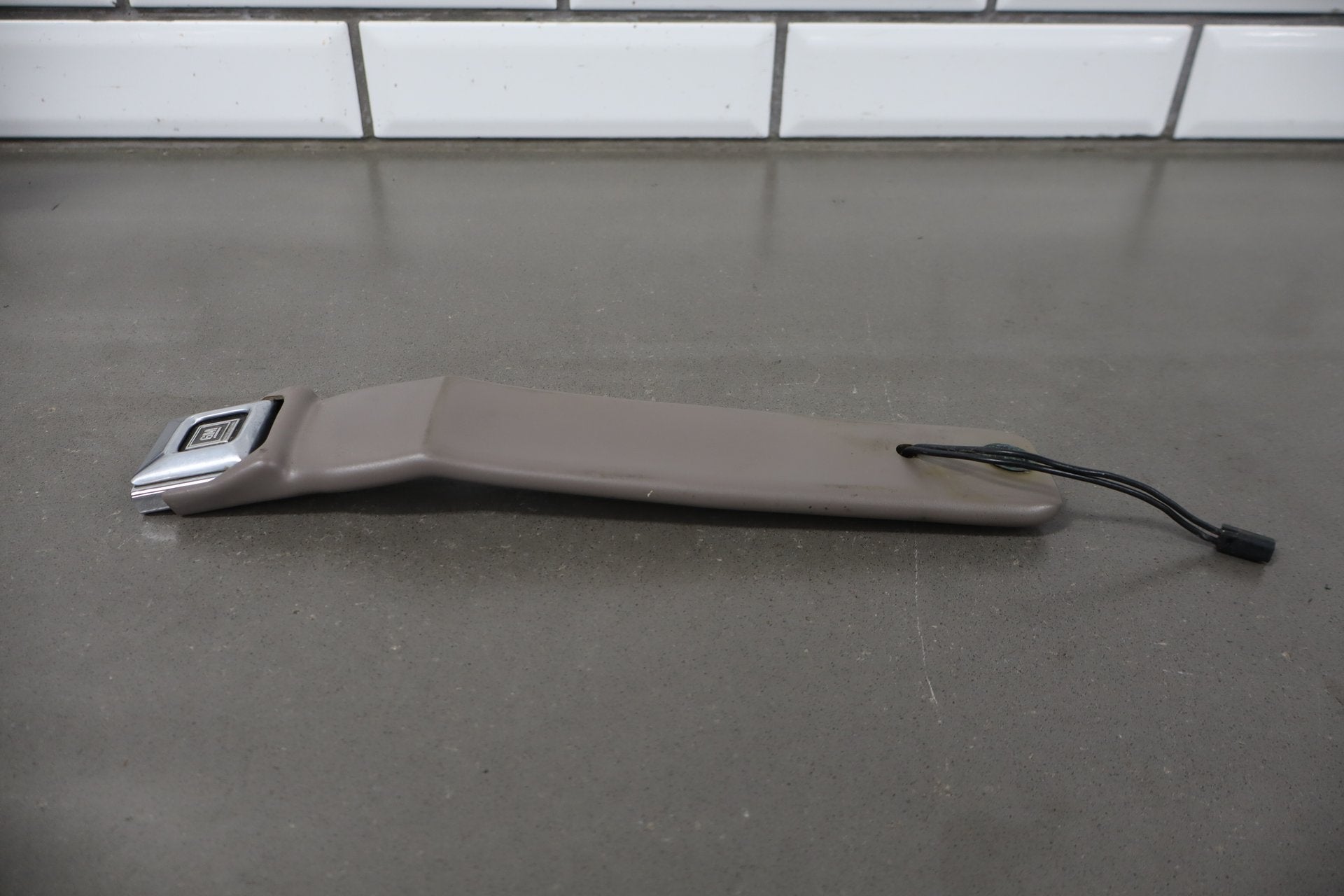 1984-1994 Chevrolet Corvette Left Front Seat Belt Buckle Grey