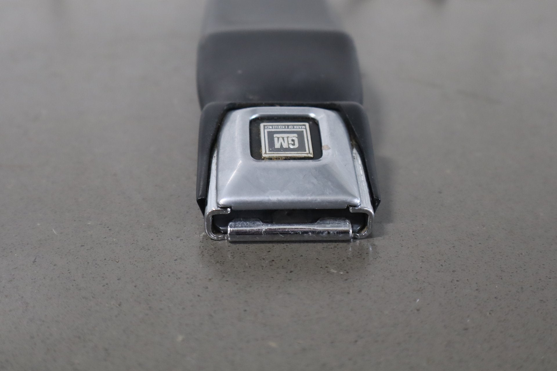 1984-1994 Chevrolet Corvette Left Front Seat Belt Buckle Saddle