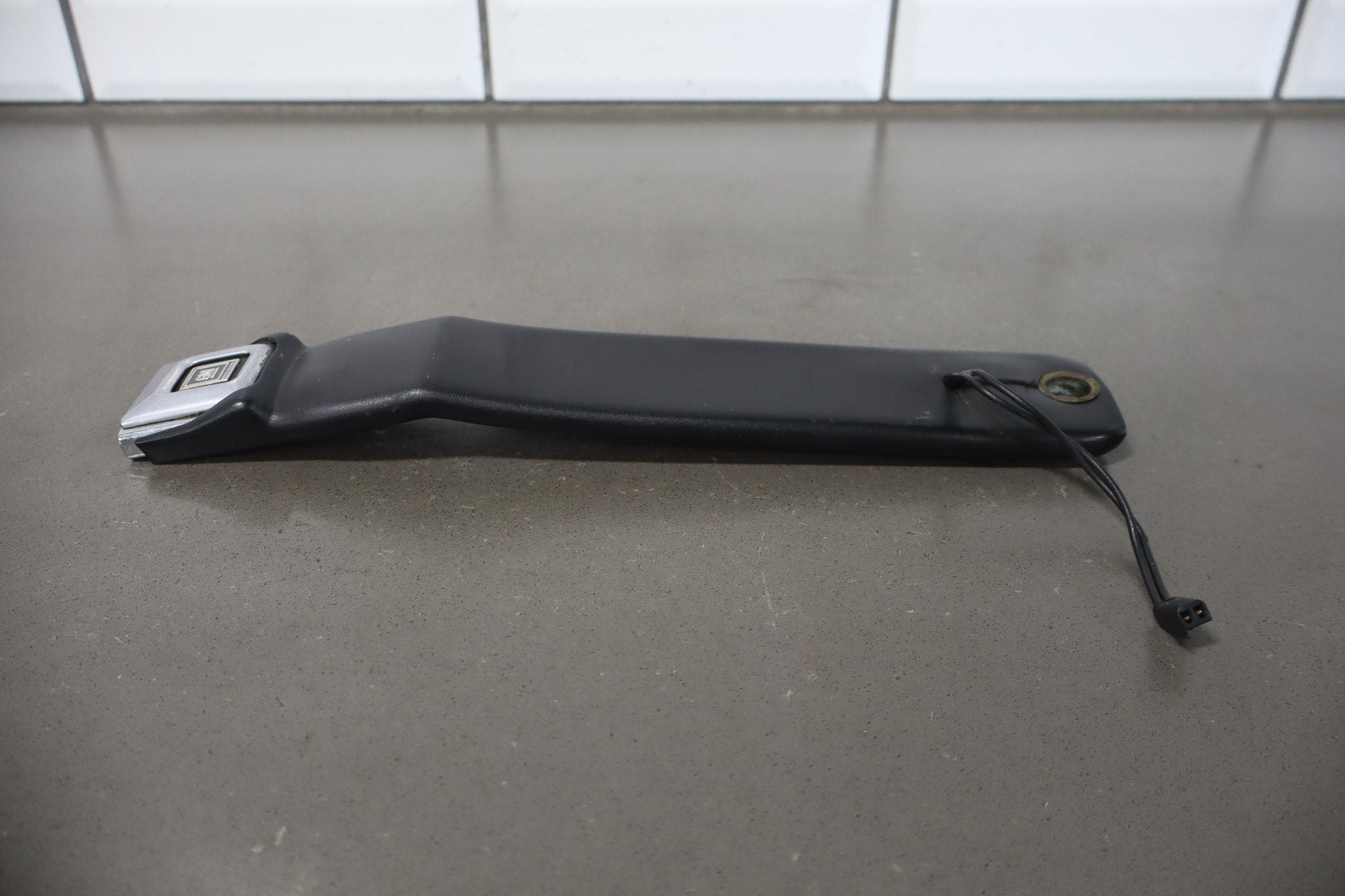 1984-1994 Chevrolet Corvette Left Front Seat Belt Buckle Saddle