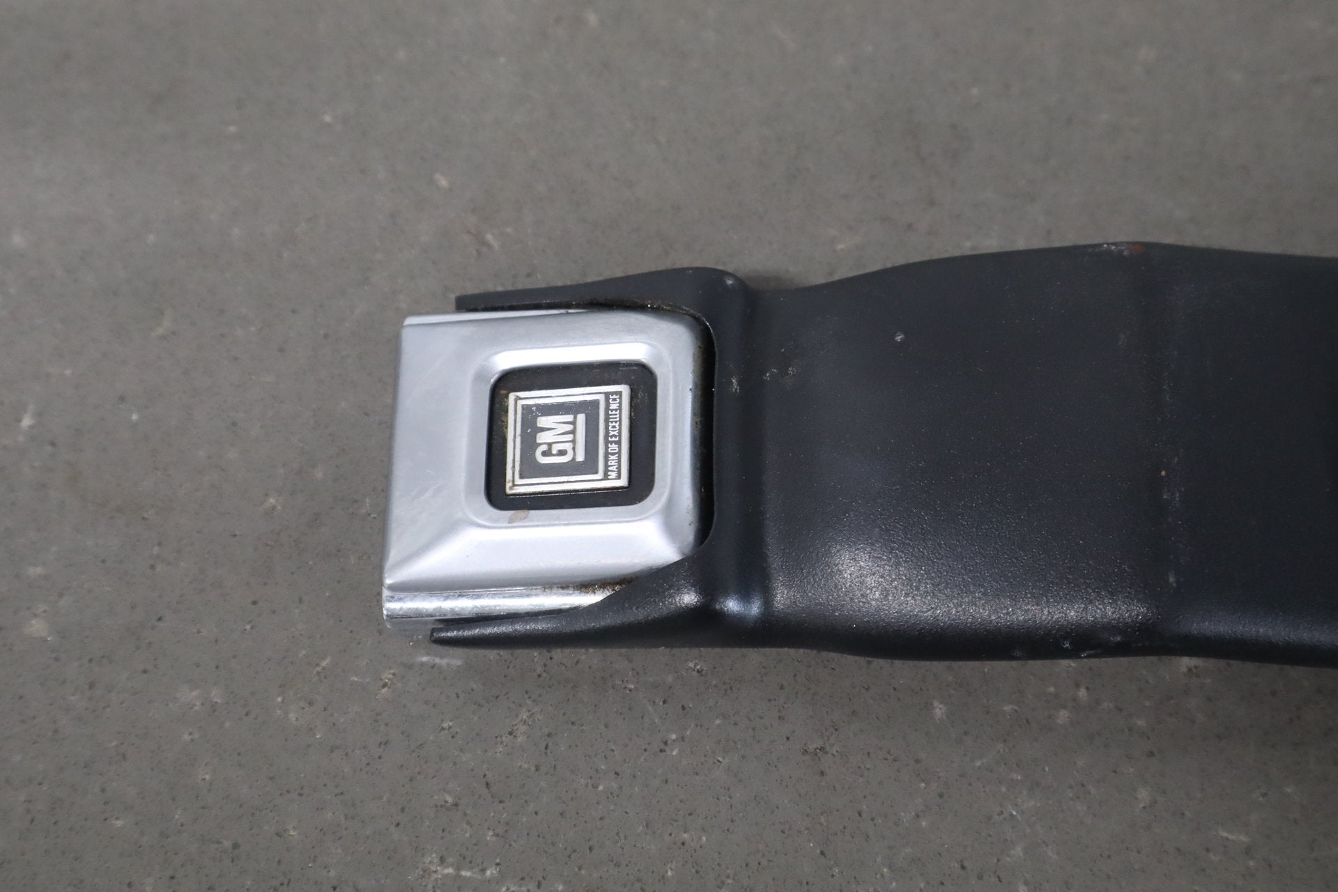 1984-1994 Chevrolet Corvette Left Front Seat Belt Buckle Saddle