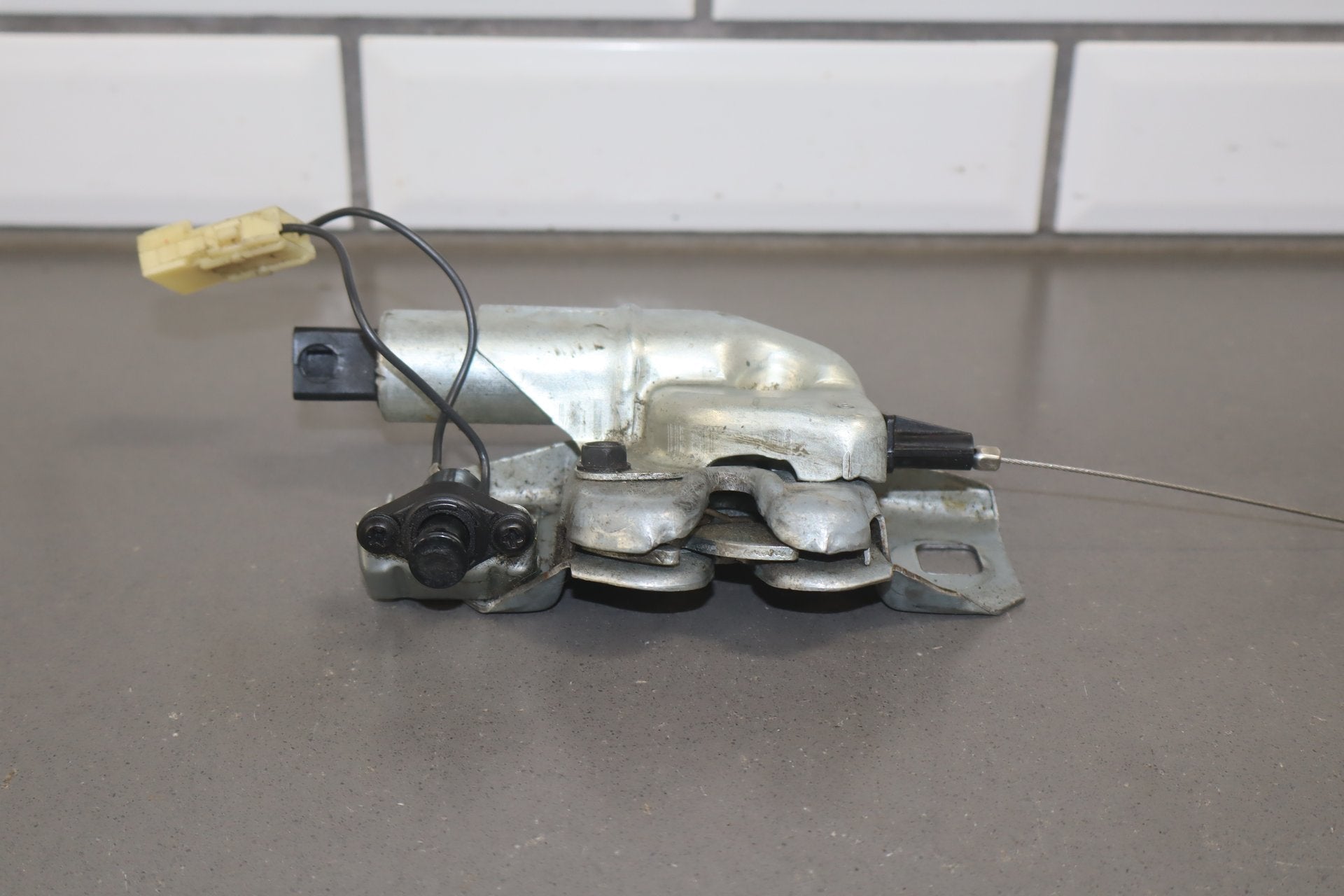 1984-1996 Chevrolet Corvette C4 Coupe Lid Latch