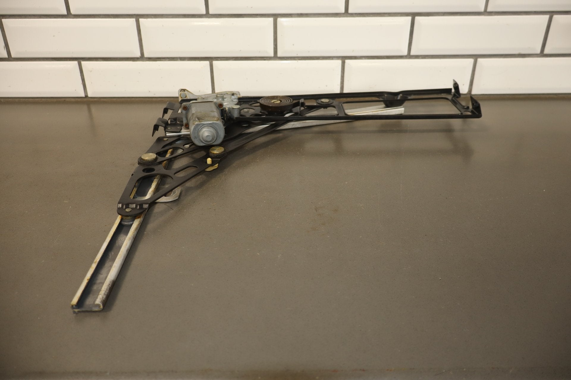 1986-1996 Chevrolet Corvette Left Front Door Regulator 22063224 OEM