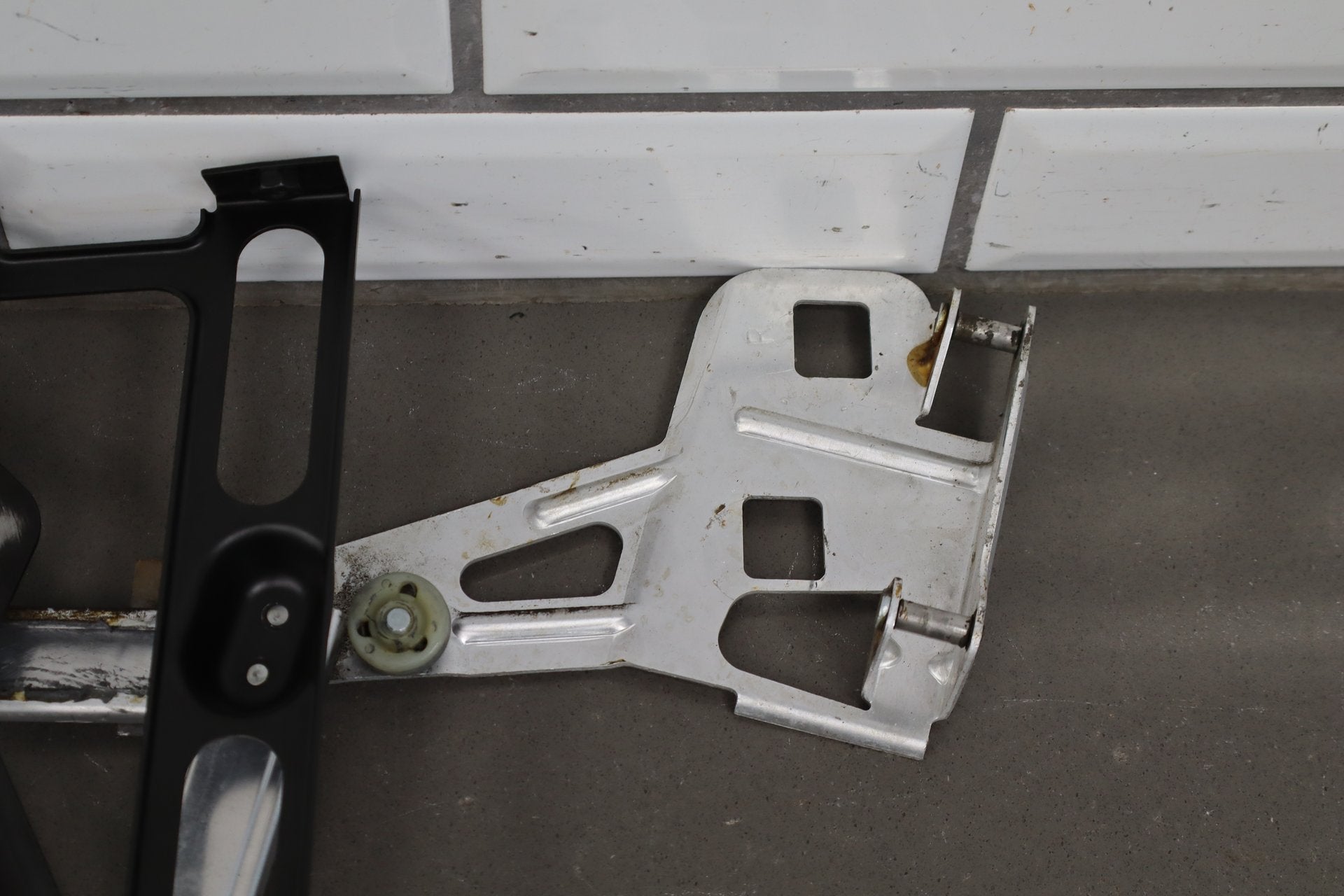 1986-1996 Chevrolet Corvette Right Front Door Regulator 22063224 OEM