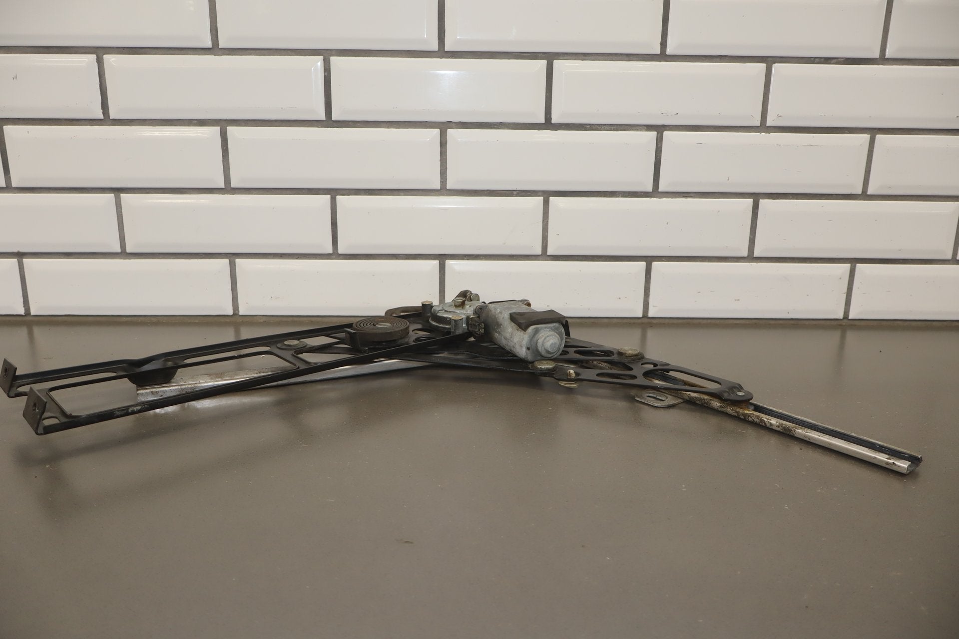 1986-1996 Chevrolet Corvette Right Front Door Regulator 22063224 OEM