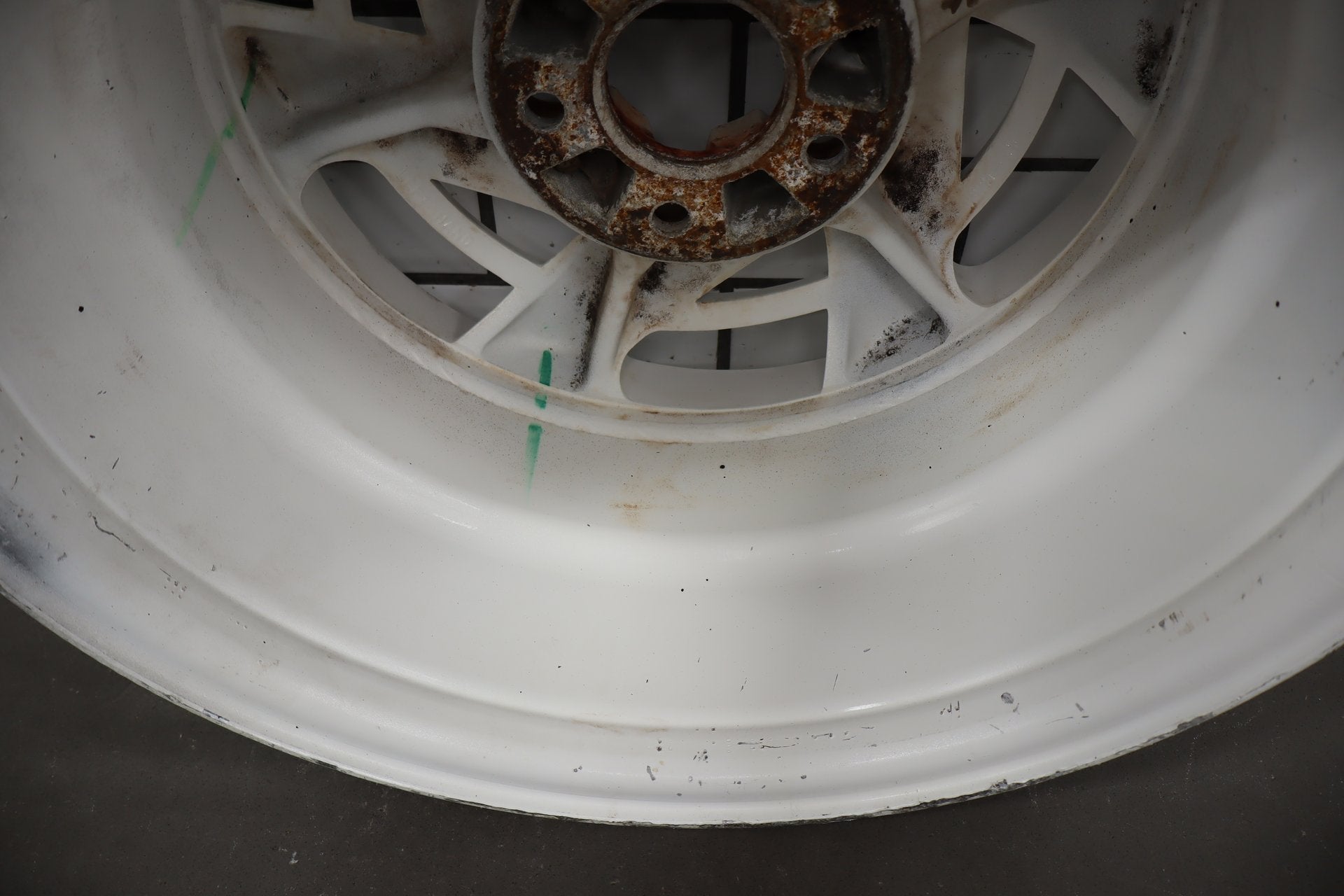 1988 Chevrolet Corvette C4 35th Anniversary White Left Rear 17x9.5 OEM Wheel