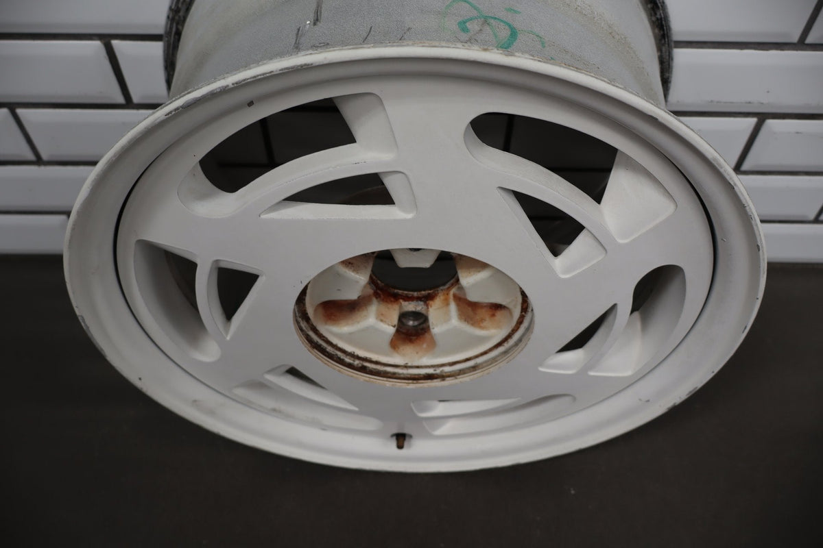 1988 Chevrolet Corvette C4 35th Anniversary White Left Rear 17x9.5 OEM Wheel