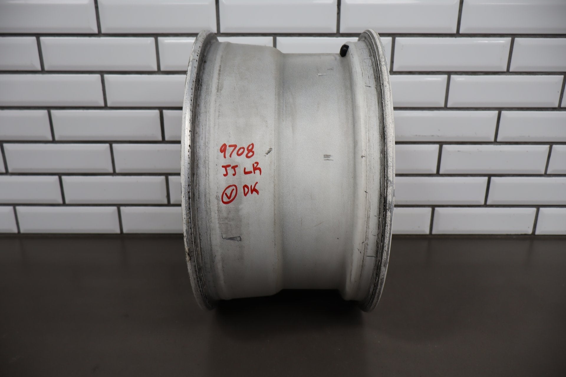 1988 Chevrolet Corvette C4 35th Anniversary White Left Rear 17x9.5 OEM Wheel