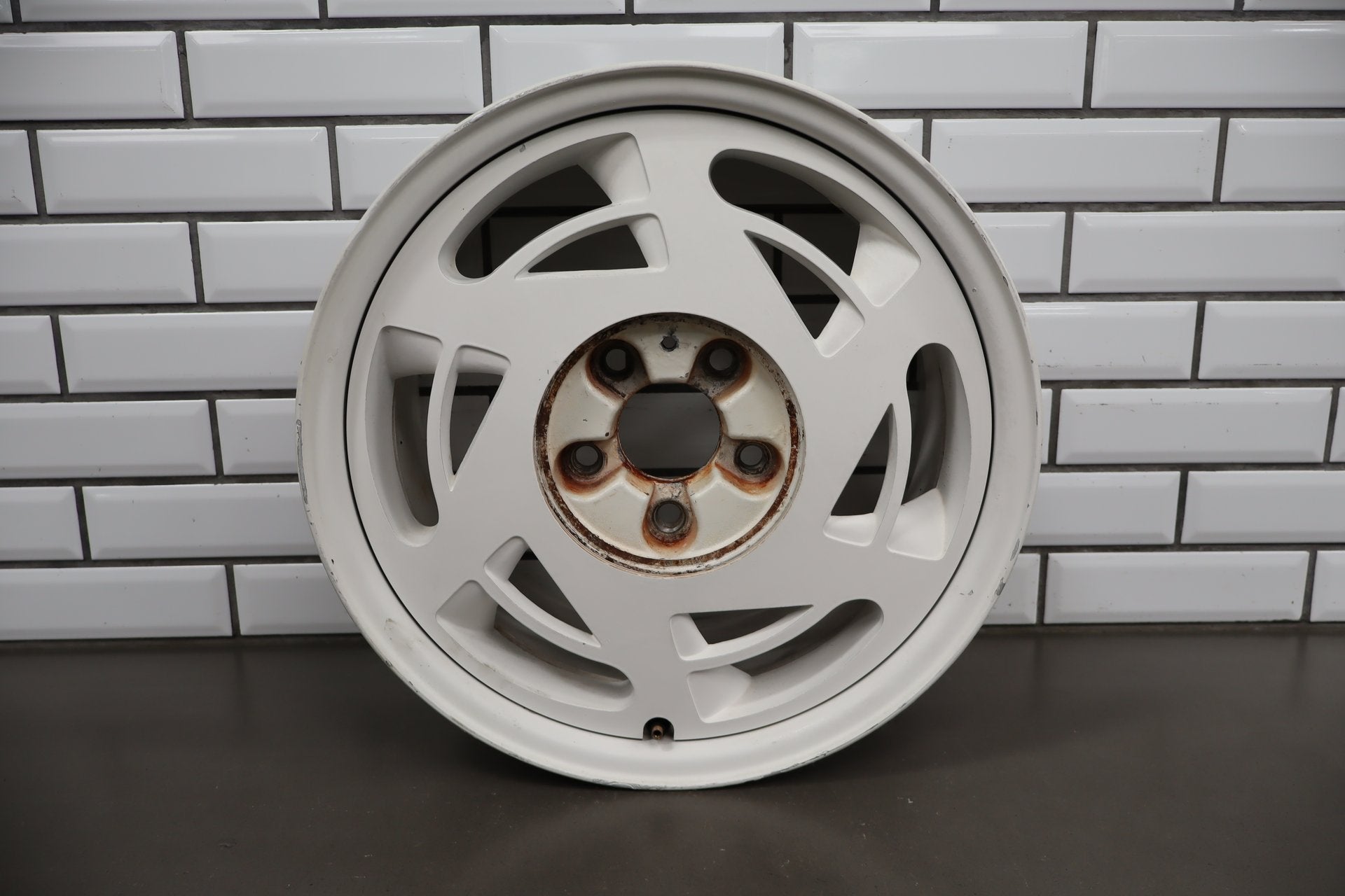 1988 Chevrolet Corvette C4 35th Anniversary White Left Rear 17x9.5 OEM Wheel