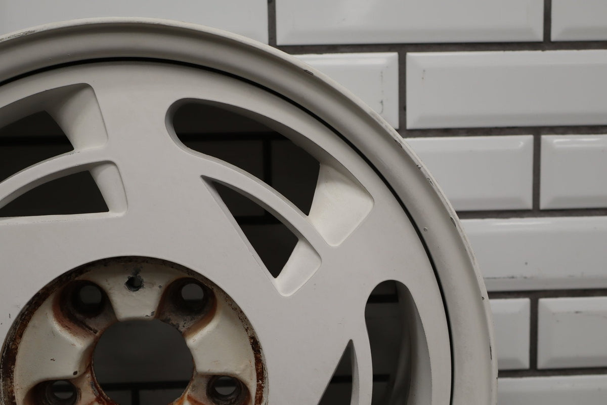 1988 Chevrolet Corvette C4 35th Anniversary White Left Rear 17x9.5 OEM Wheel