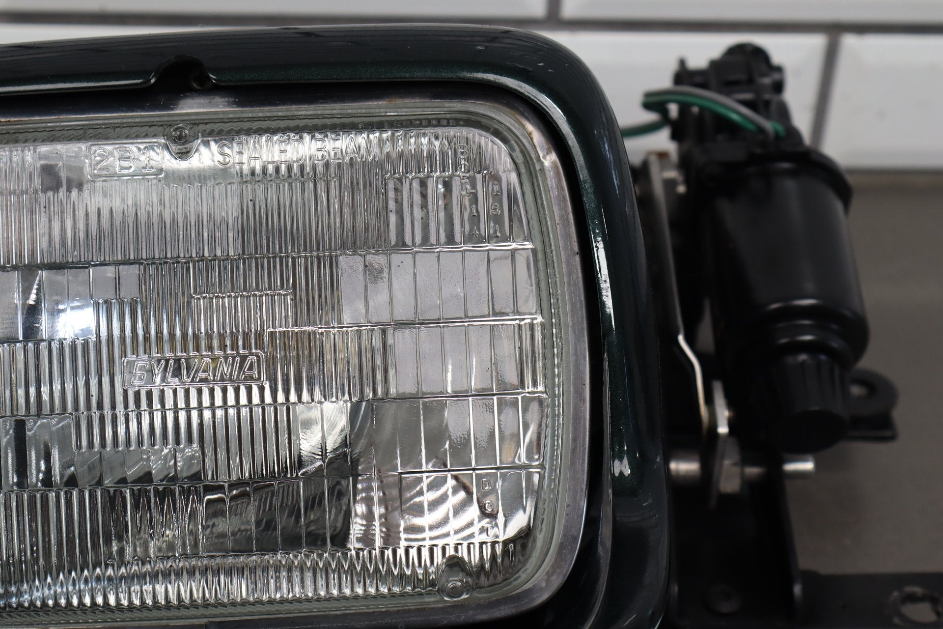 1990-1996 Chevrolet Corvette C4 Right Headlamp Polo Green