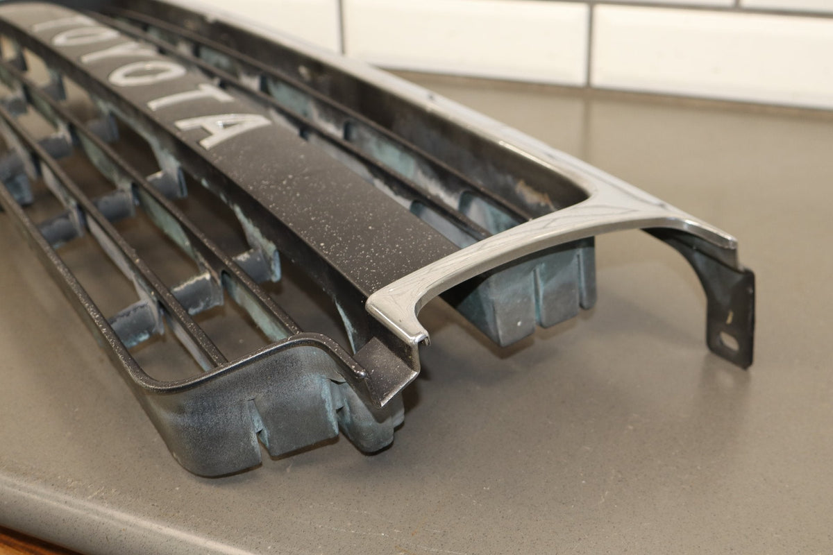 1991-1995 Toyota Land Cruiser Grille 5311160100 OEM