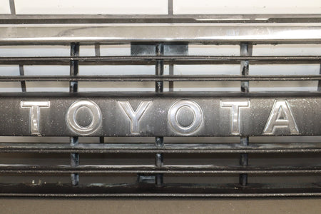 1991-1995 Toyota Land Cruiser Grille 5311160100 OEM