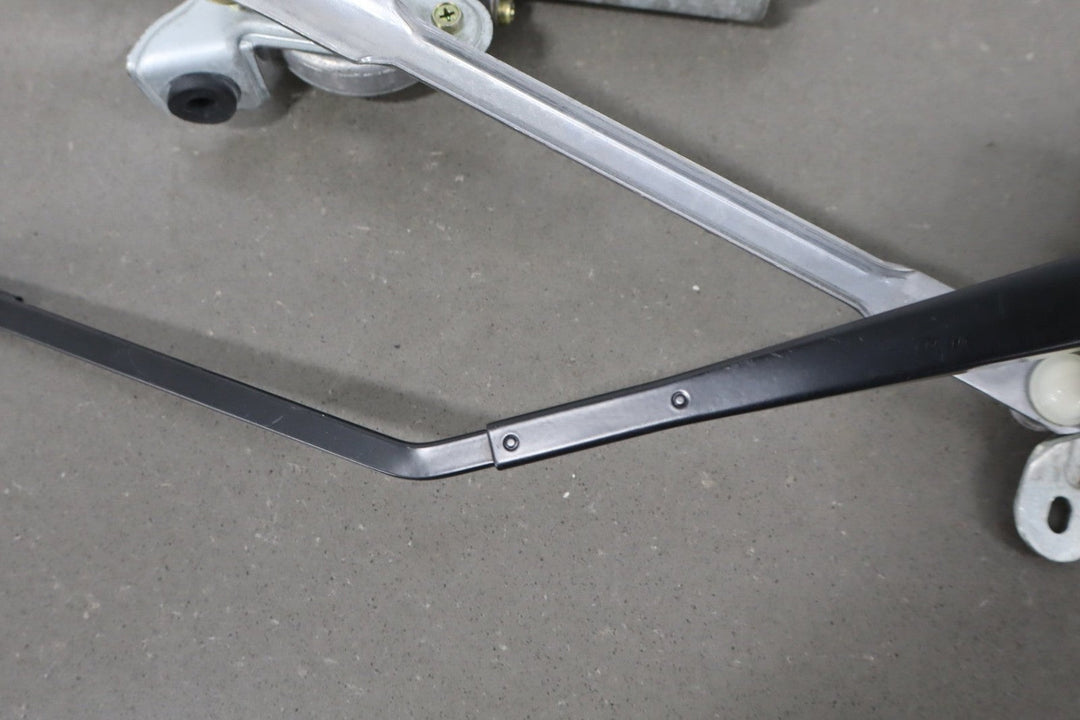 1991 - 1997 Toyota Land Cruiser FZJ80 - Rear Wiper Motor W/Arm *No Blade*