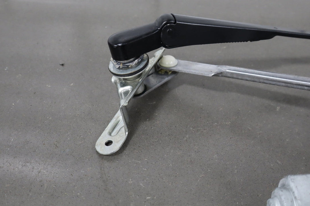 1991 - 1997 Toyota Land Cruiser FZJ80 - Rear Wiper Motor W/Arm *No Blade*