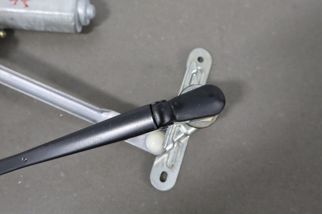 1991 - 1997 Toyota Land Cruiser FZJ80 - Rear Wiper Motor W/Arm *No Blade*