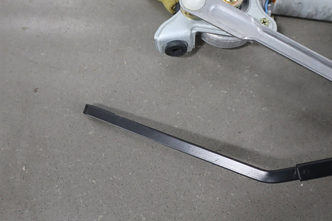 1991 - 1997 Toyota Land Cruiser FZJ80 - Rear Wiper Motor W/Arm *No Blade*