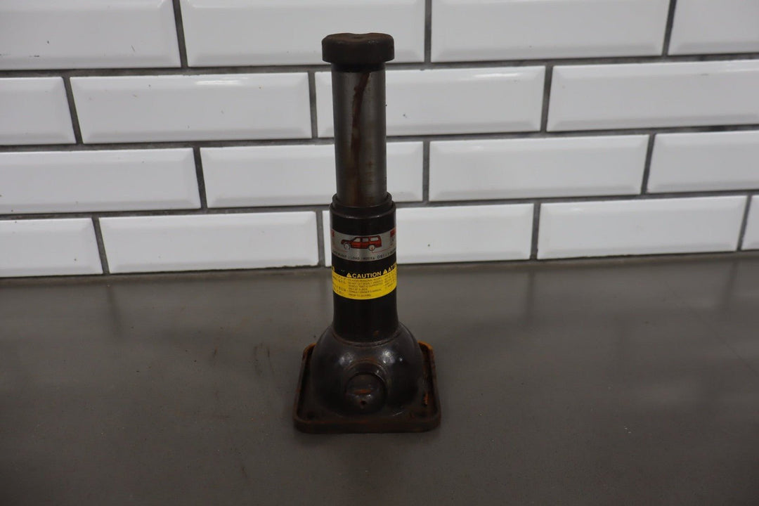 1991 - 1997 Toyota Land Cruiser, Lexus LX450 FJ80 FZJ80 Emergency Bottle Jack