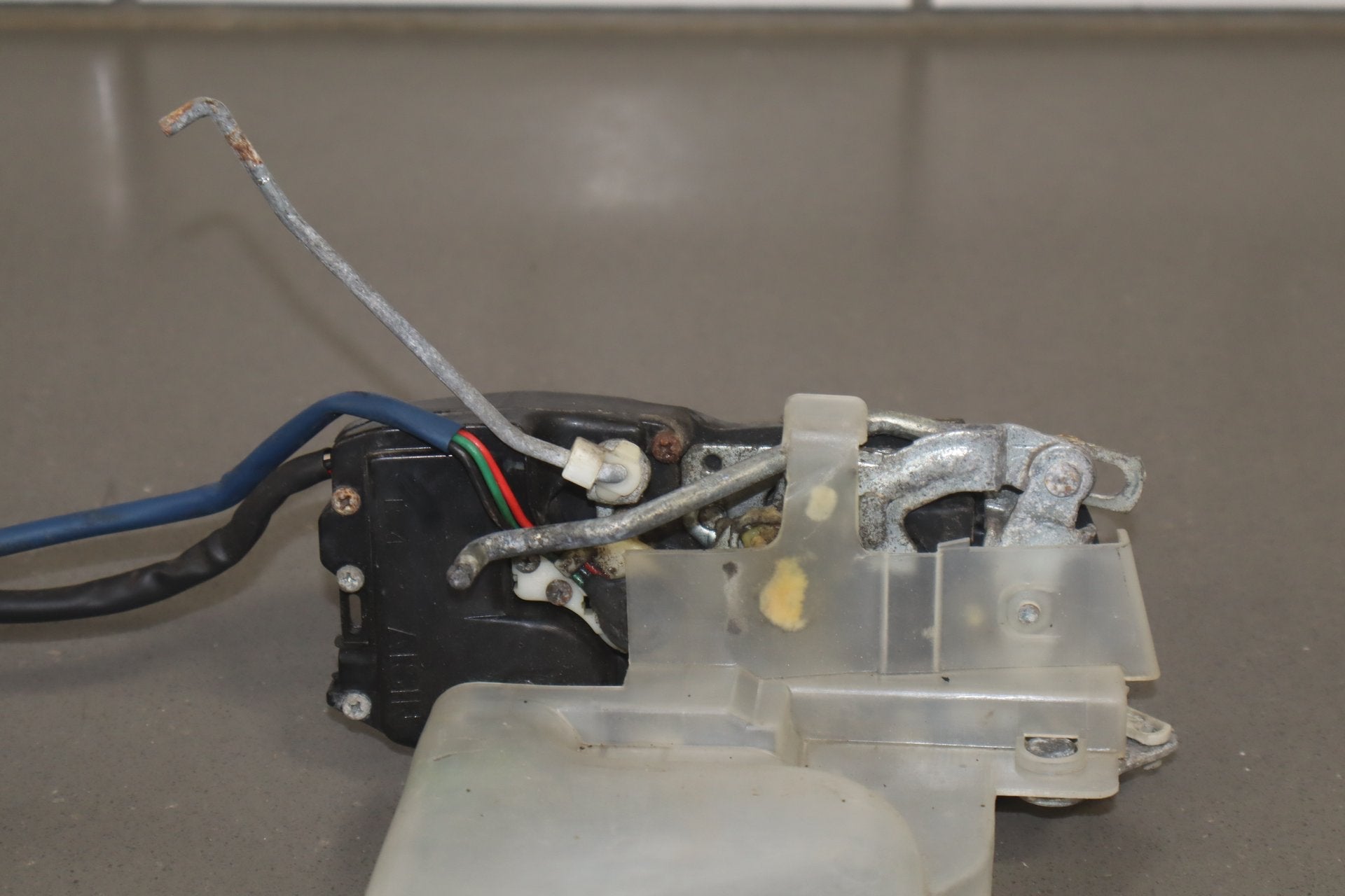1991-1997 Toyota Land Cruiser, Lexus LX450 FZJ80- Right Front Door Latch
