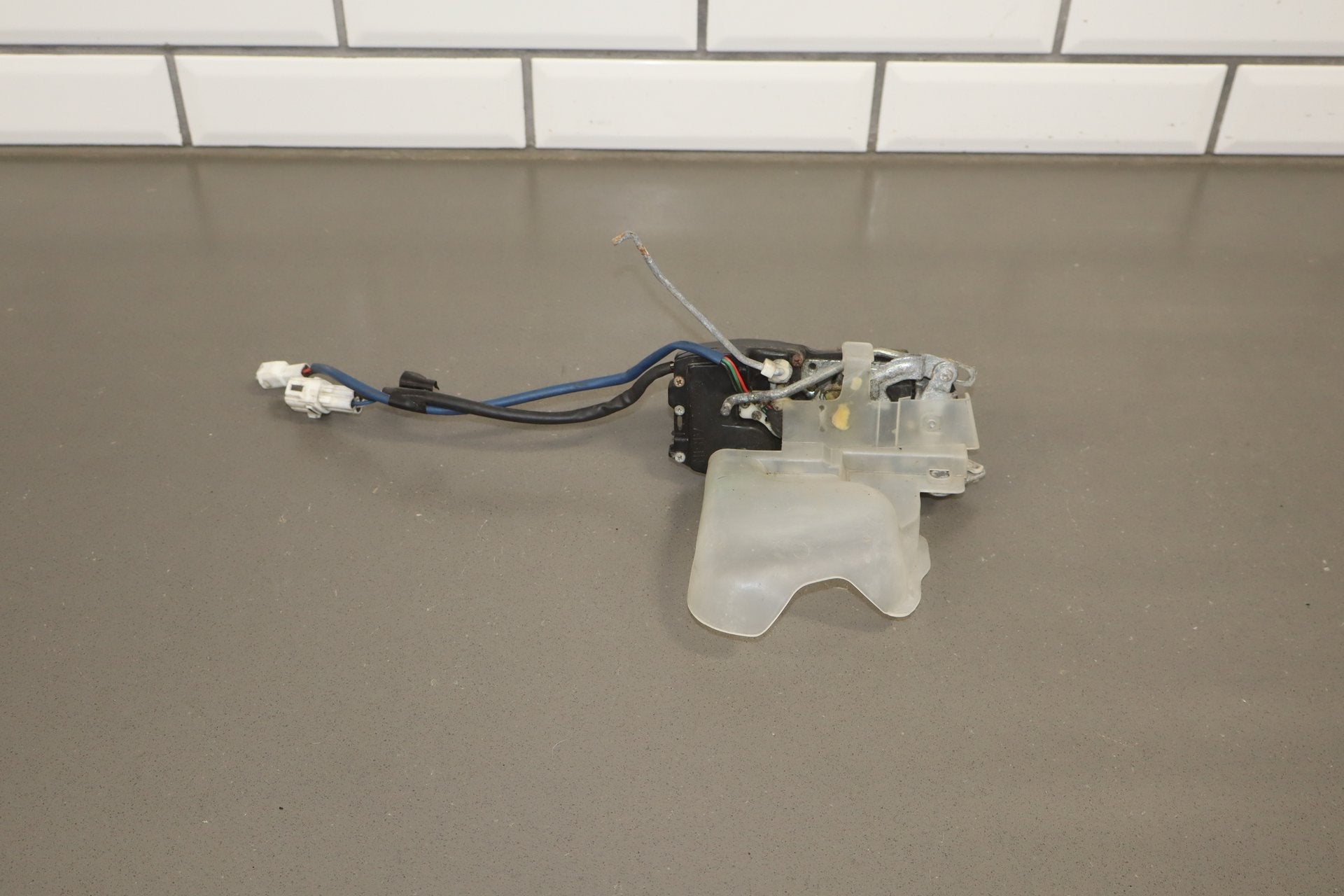 1991-1997 Toyota Land Cruiser, Lexus LX450 FZJ80- Right Front Door Latch