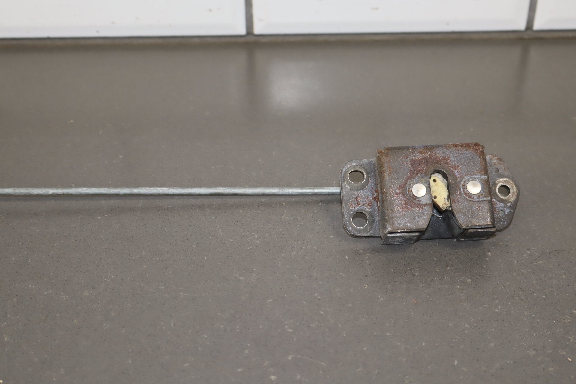 1991-1997 Toyota Land Cruiser Lexus LX450 Rear Tailgate Latches &amp; Handles