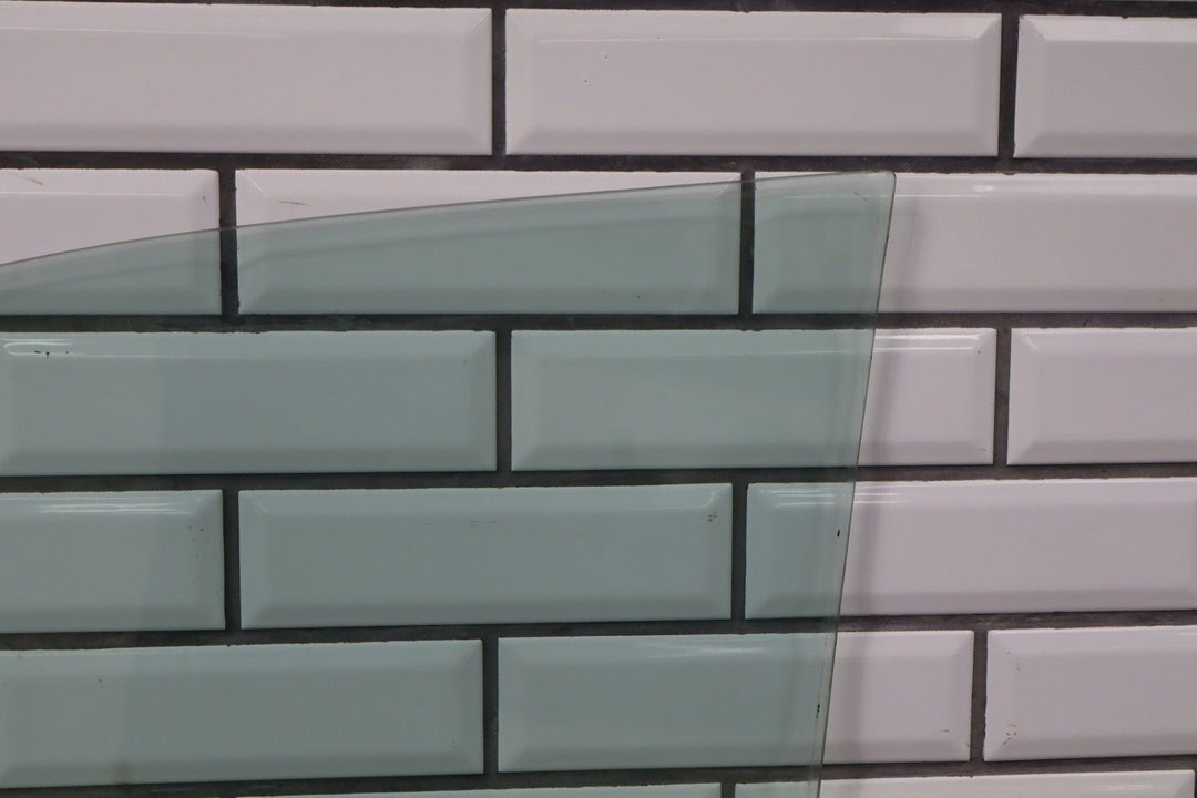 1991 - 1998 Toyota Land Cruiser Right Front Door Window 6811160060