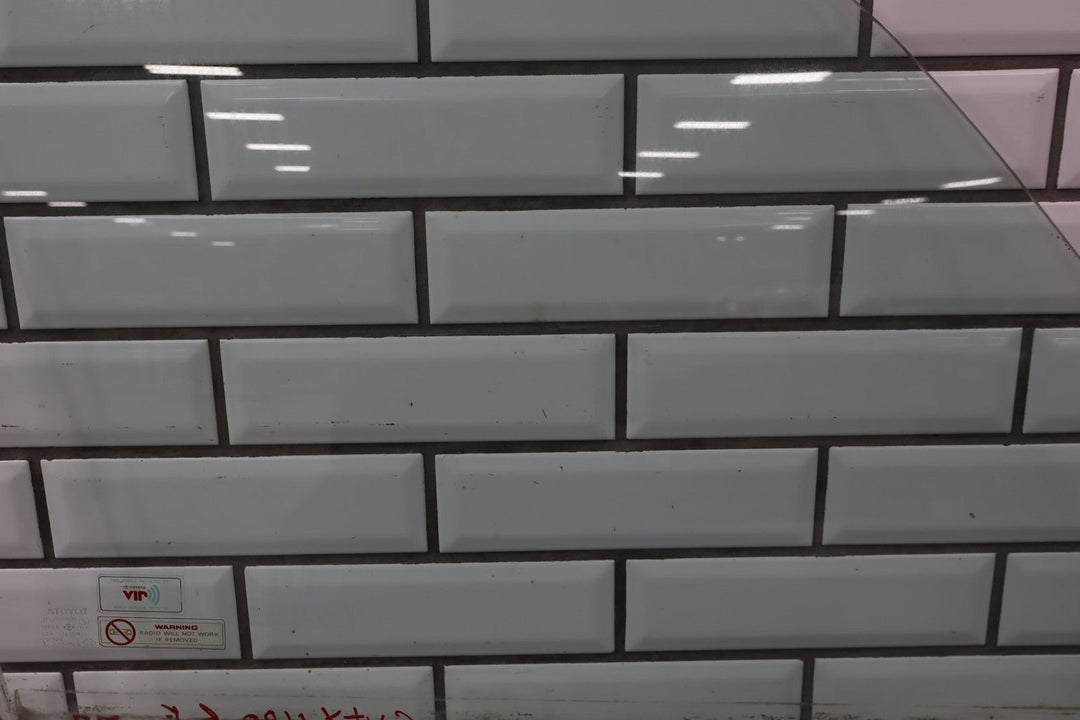 1991 - 1998 Toyota Land Cruiser Right Front Door Window 6811160060