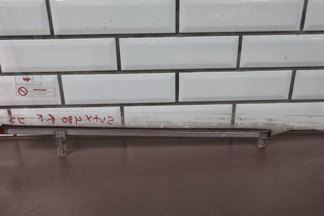 1991 - 1998 Toyota Land Cruiser Right Front Door Window 6811160060