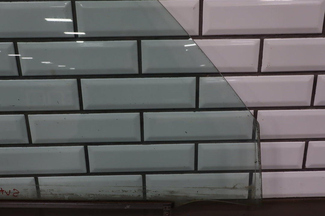 1991 - 1998 Toyota Land Cruiser Right Front Door Window 6811160060