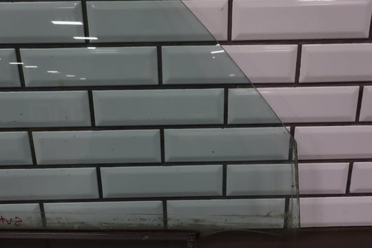 1991 - 1998 Toyota Land Cruiser Right Front Door Window 6811160060