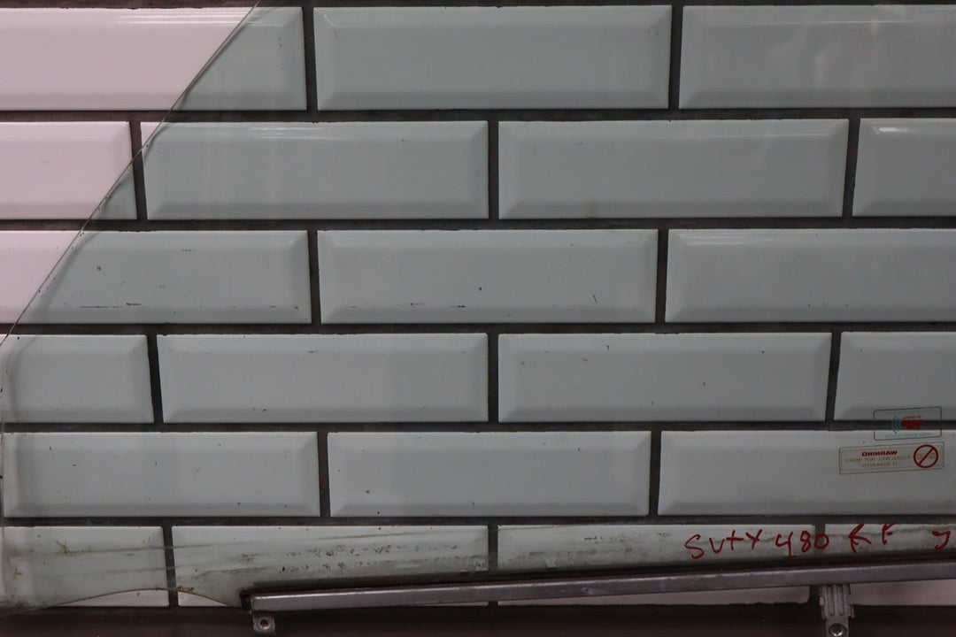 1991 - 1998 Toyota Land Cruiser Right Front Door Window 6811160060