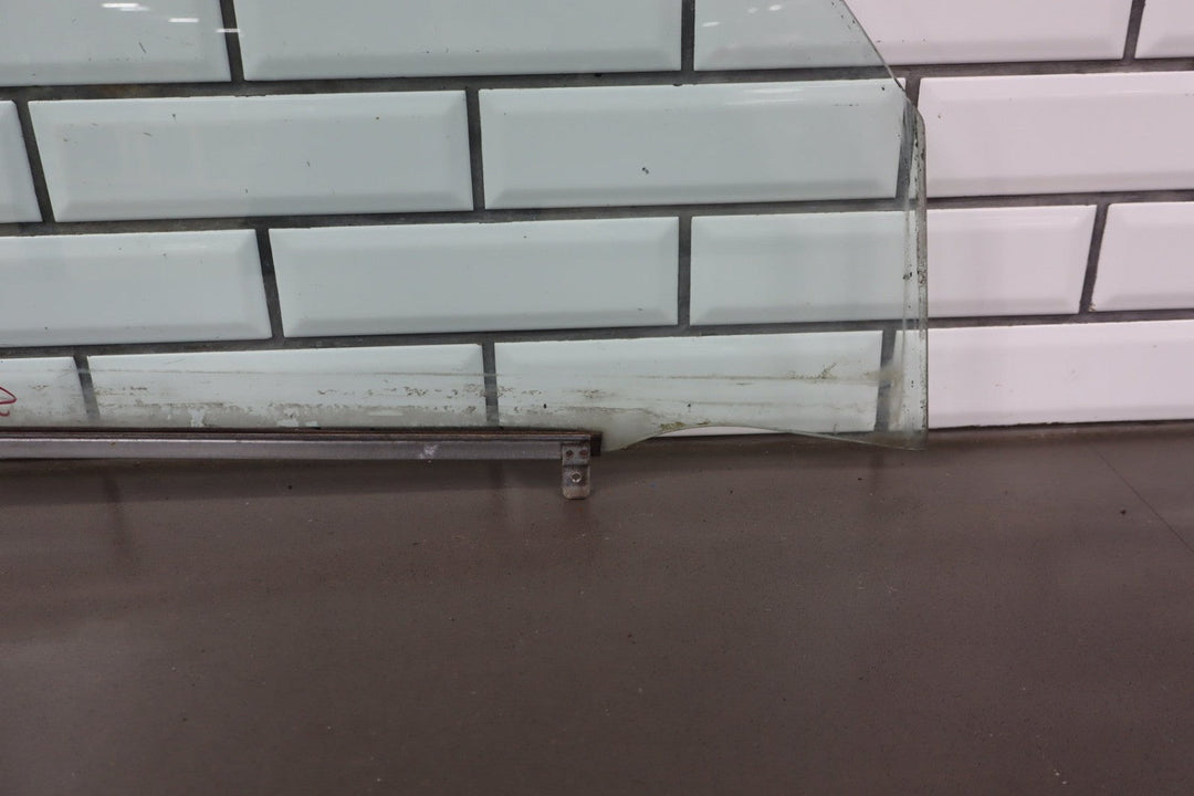 1991 - 1998 Toyota Land Cruiser Right Front Door Window 6811160060