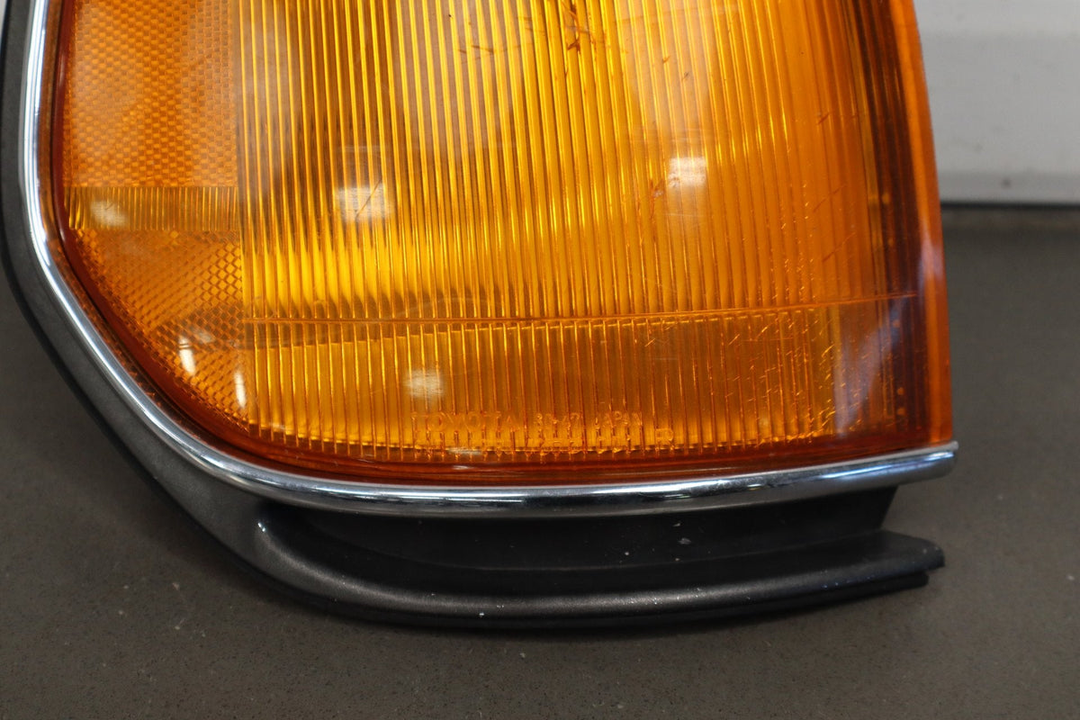 1991-1998 Toyota Land Cruiser Right Front Lamp 8161060110 OEM