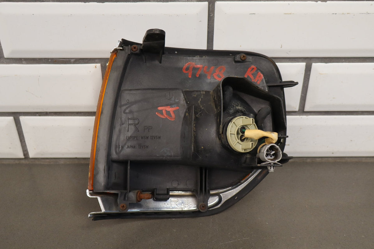 1991-1998 Toyota Land Cruiser Right Front Lamp 8161060110 OEM