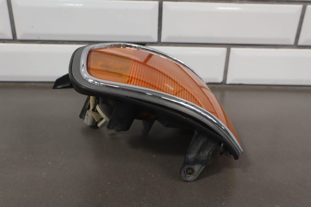 1991 - 1998 Toyota LandCruiser Left Driver Fender Mounted Turn Signal Light