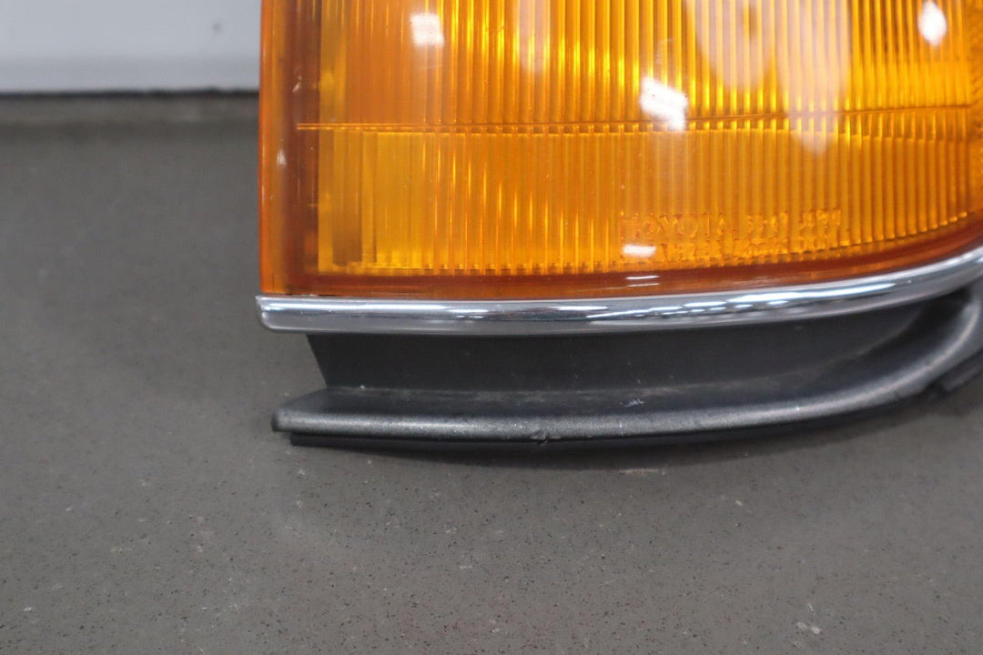 1991 - 1998 Toyota LandCruiser Left Driver Fender Mounted Turn Signal Light