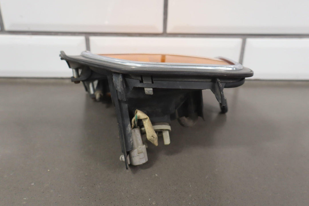 1991 - 1998 Toyota LandCruiser Left Driver Fender Mounted Turn Signal Light