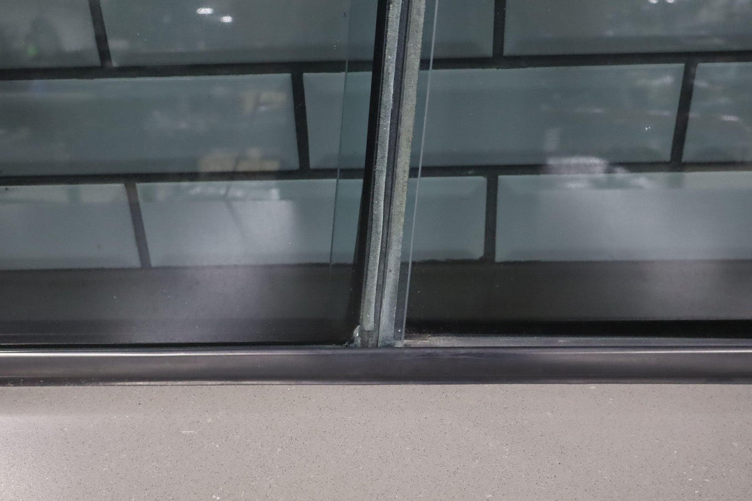 1991 - 92 Toyota LandCruiser Rear Right Sliding Quarter Glass Window W/Latch&Seal