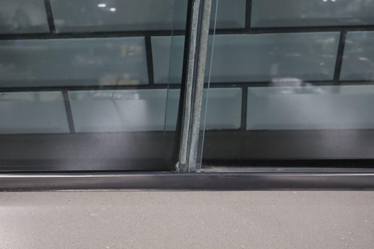 1991 - 92 Toyota LandCruiser Rear Right Sliding Quarter Glass Window W/Latch&Seal