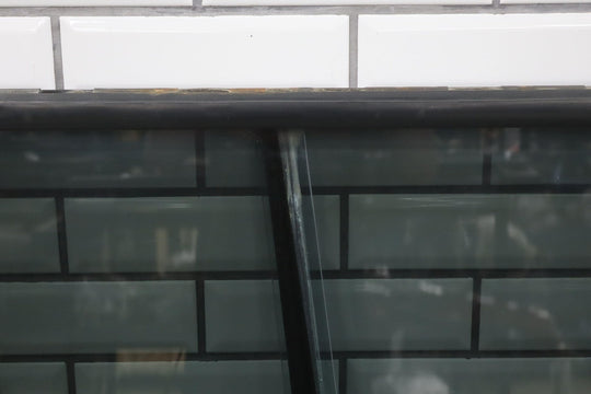 1991 - 92 Toyota LandCruiser Rear Right Sliding Quarter Glass Window W/Latch&Seal