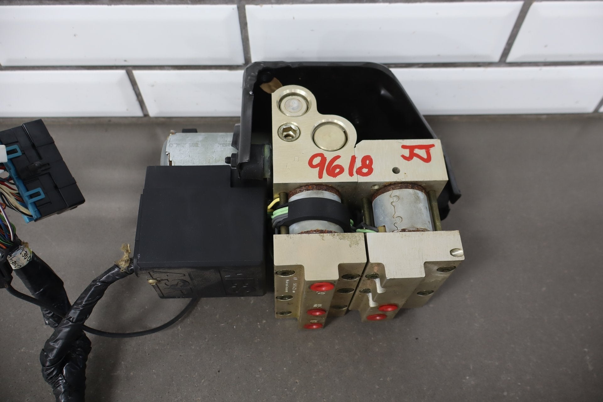 1992-1994 Chevrolet Corvette C4- ABS Brake Unit W Module