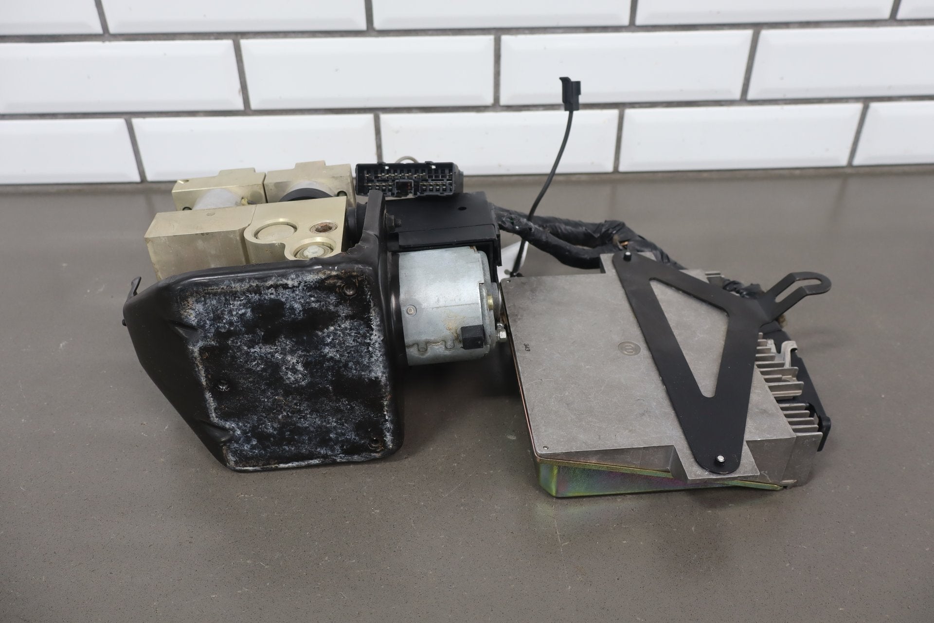 1992-1994 Chevrolet Corvette C4- ABS Brake Unit W Module