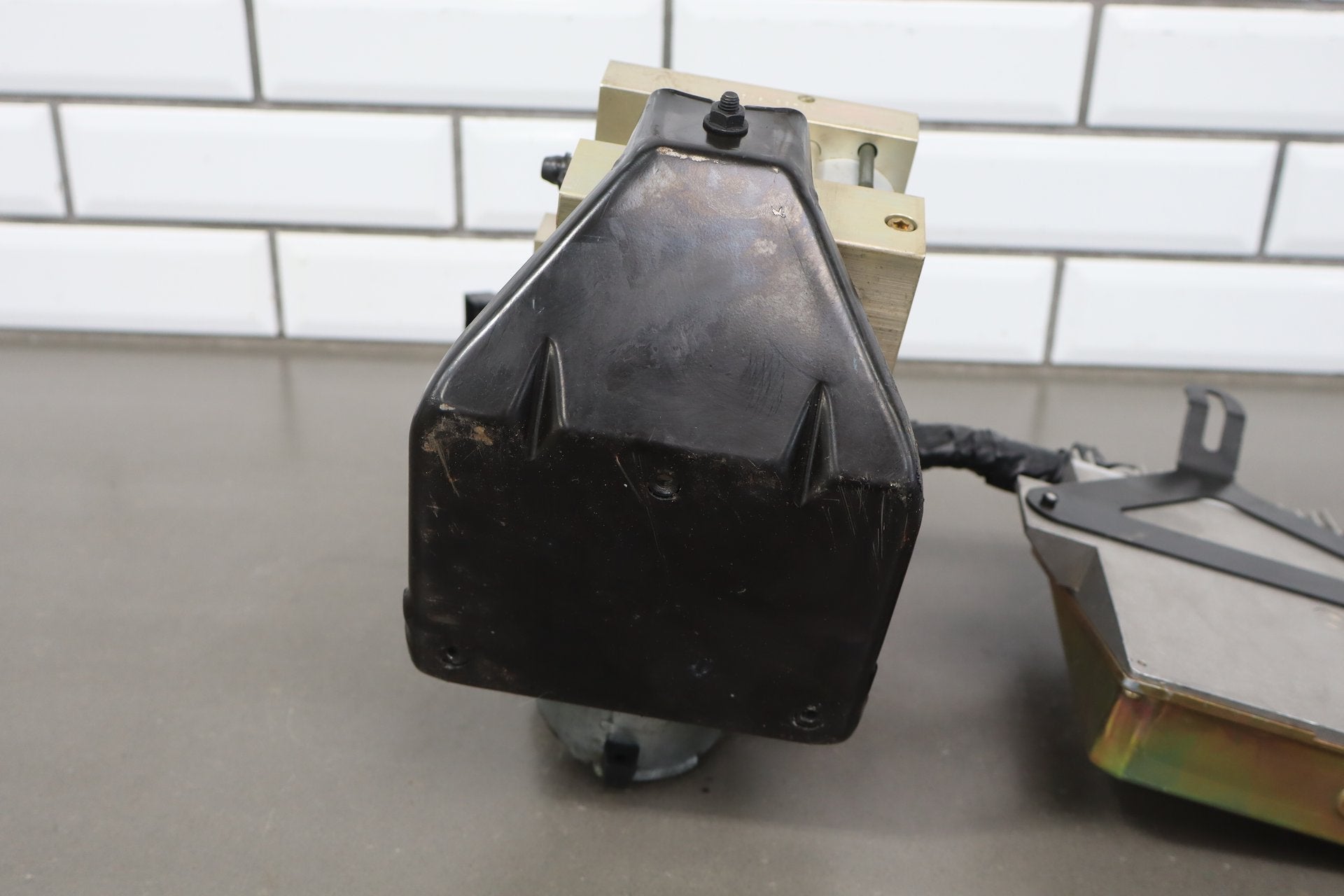 1992-1994 Chevrolet Corvette C4- ABS Brake Unit W Module