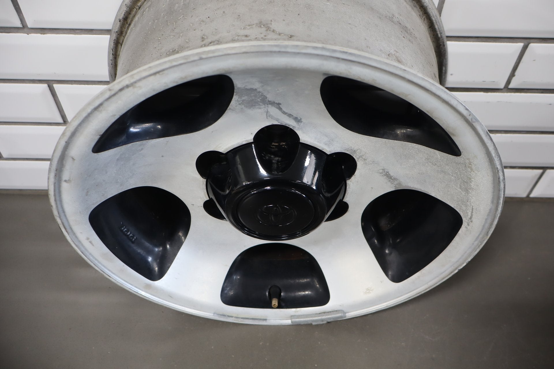 1992-1997 Toyota Land Cruiser J80- 16x8 OEM Wheel Set | Painted Centers