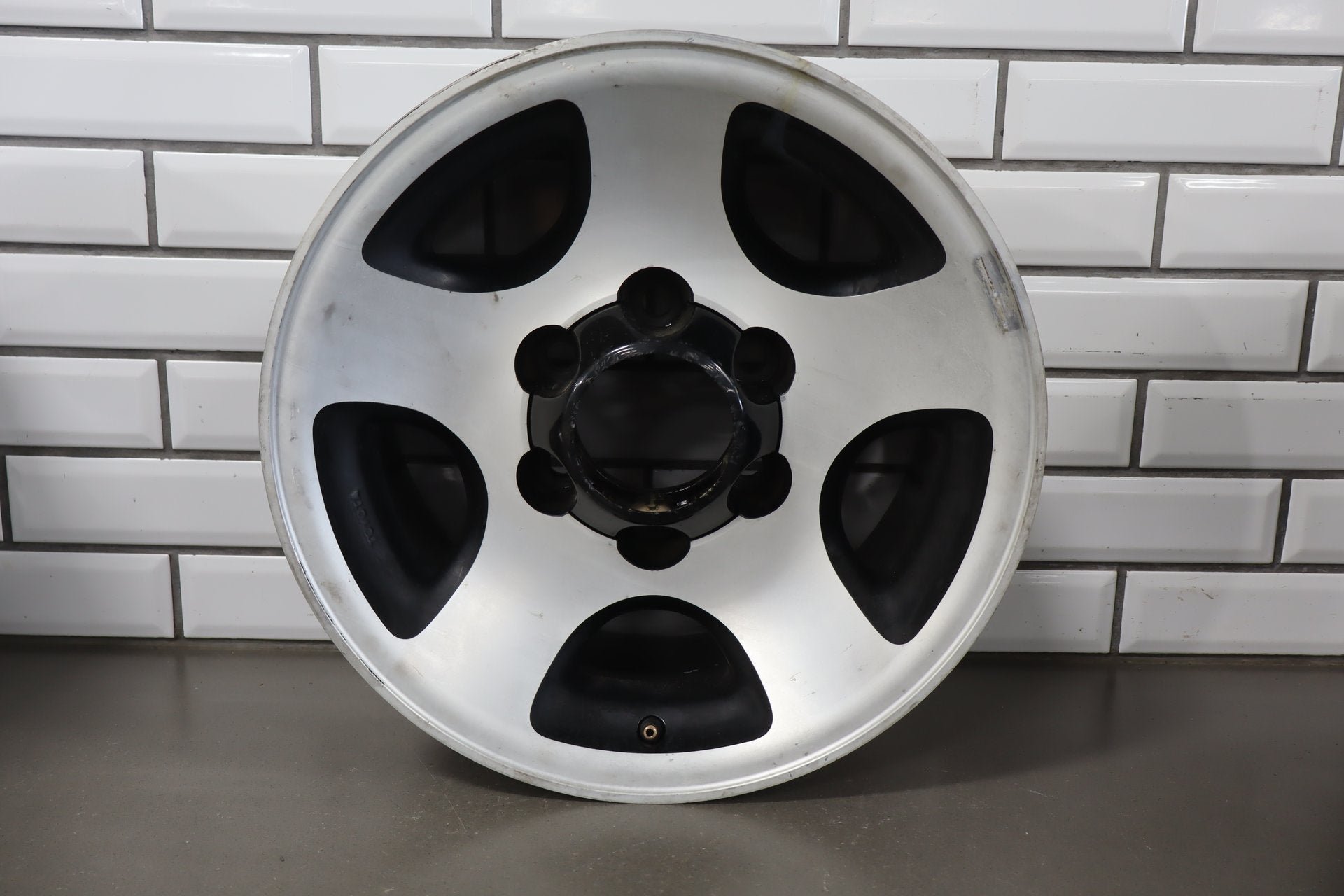 1992-1997 Toyota Land Cruiser J80- 16x8 OEM Wheel Set | Painted Centers